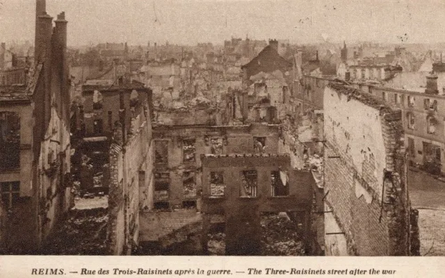 Cpa Reims Rue Des Trois Raisinets Apres La Guerre