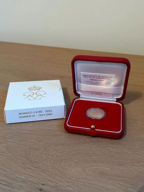 COFFRET BE 2 EURO 2023 MONACO  100 ANS RAINIER III avec drapeau