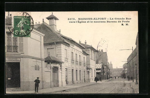 CPA Maisons-Alfort, the Grande Rue towards the Church and the new Post Office