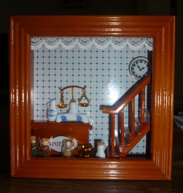 Schöne Reutter Porzellan Miniatur Apotheke hinter Glas, Kirschbaumfarbe lackiert