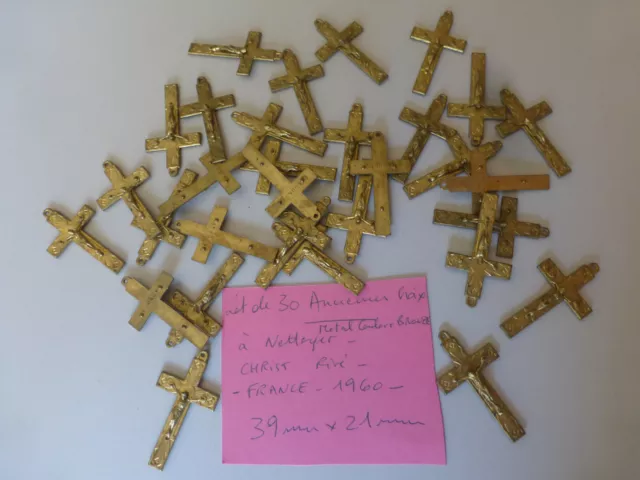 PROMO lot de 30 anciennes croix FRANCE 1960  métal couleur bronze   old crucifix