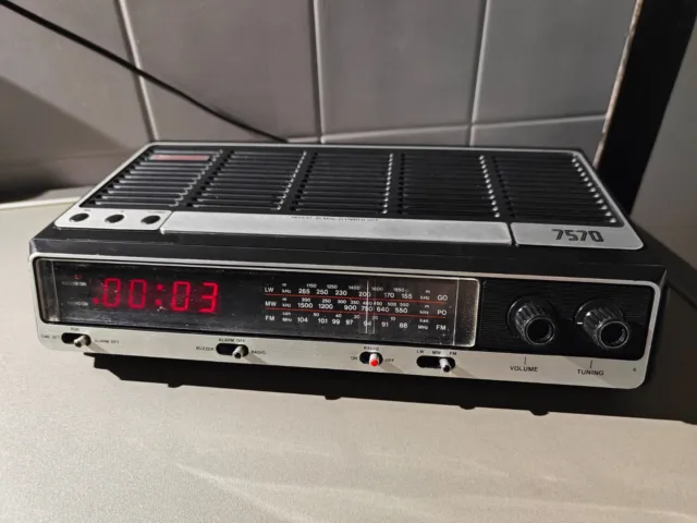 Radio Réveil Année 70 : SCHNEIDER 7570 (fonctionne parfaitement)