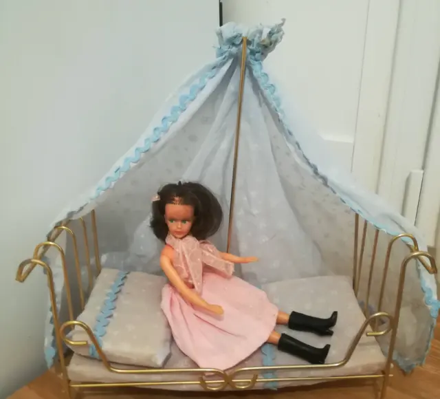 Petit lit baldaquin doré pour poupée mannequin Barbie, Tressy autres