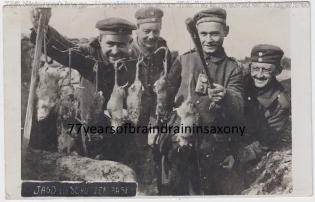 Foto Portrait Soldat Jagd im Schützengraben nach Ratten kein Fleischmangel mehr
