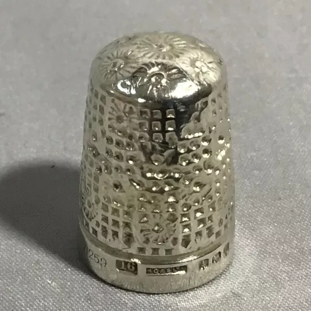 1901 Henry Griffith & Sons Solid Silver Thimble Size 16. Daisy & Diamond Pattern