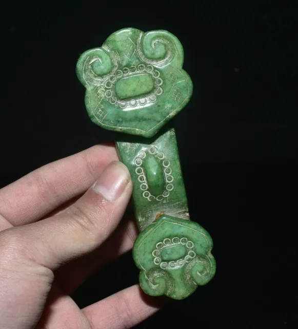 4,4 "alte natürliche grüne Jade, die Ruyi-Blume magische Waffe Anhänger schnitzt