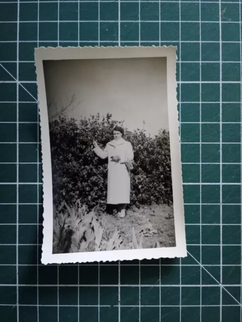 VR429 CIRCA 1950 Photo Young Woman in a Park White Coat