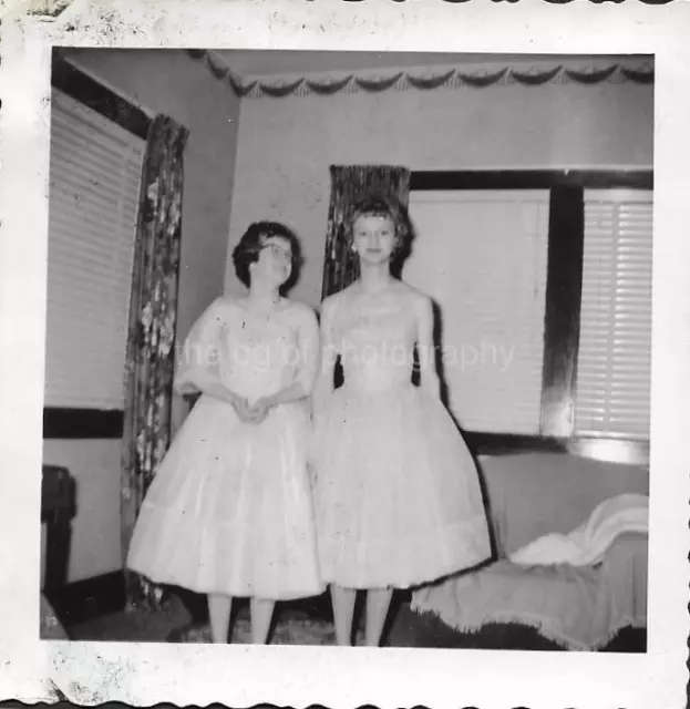 FOUND PHOTOGRAPH bw MID CENTURY GIRLS Original 1940´s 50´s Snapshot JD 19 43 I