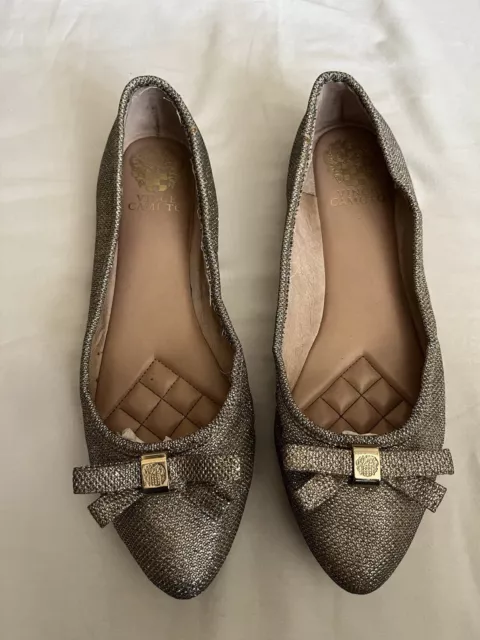Women’s VINCE CAMUTO Ballet Flats Shimmery Silver Bow Emblem Size 9/10