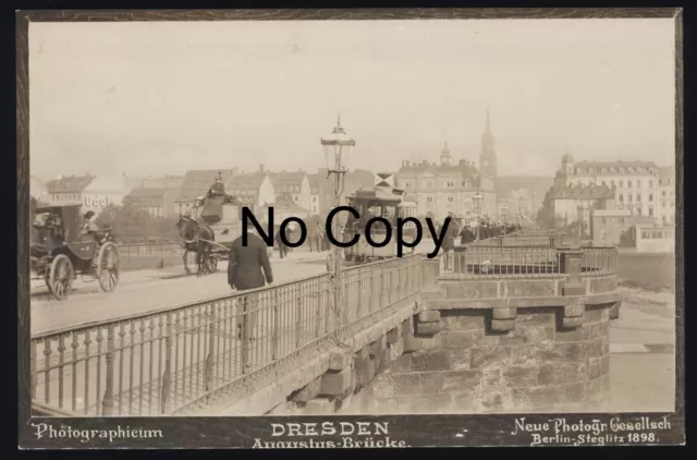 AK Dresden Augustus Brücke mit Straßenbahn Personen Pferdekutschen