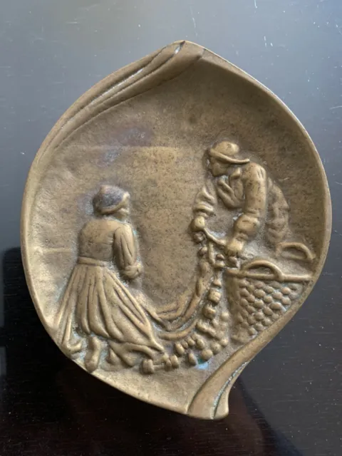 Ancien Vide poche en Bronze  Couple de pêcheurs