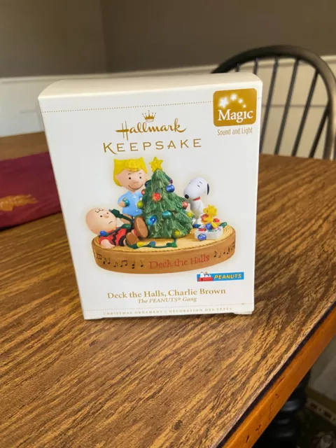 2006 HALLMARK PEANUTS Christmas Ornament “Deck the Halls, Charlie Brown” - NEW