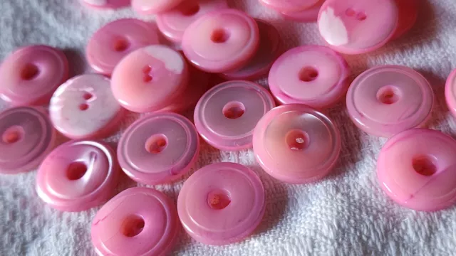 Lot 12 petits boutons anciens en nacre rose flashy  épais 1,5 cm ref 1797