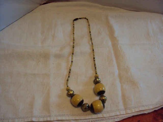 Collier Ancien Avec Fleur Sculptée Et Perles En Os - Bijou Ethnique Vintage