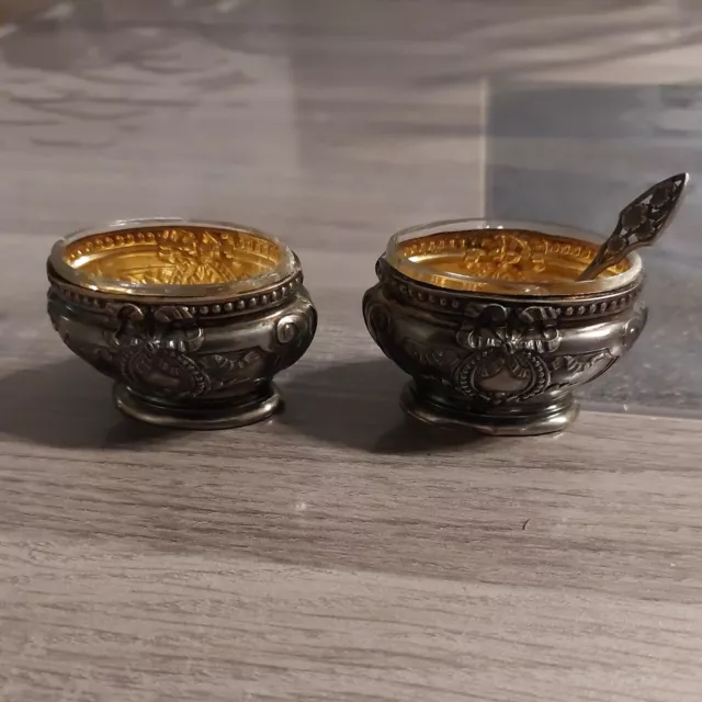 Ancienne  Paire De  Salerons En Metal Argente Avec Poincons