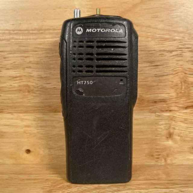 Motorola HT750 AAH25RDC9AA3AN Wireless Handheld UHF Two-Way Radio Walkie Talkie