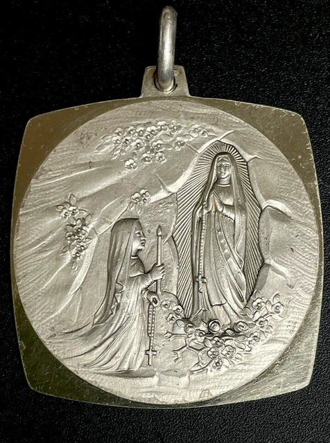Broche Vierge Marie - Sainte Bernadette à La Grotte De Lourdes - Métal Argenté Terni - Occasion
