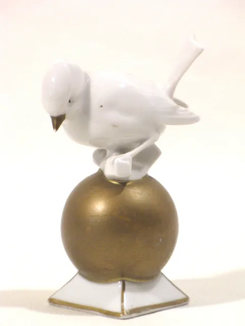 Neutettau Porzellan Figur Vogel auf goldener Kugel ca. 10 cm hoch