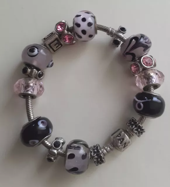 Pandora-Armband mit vielen Charms •