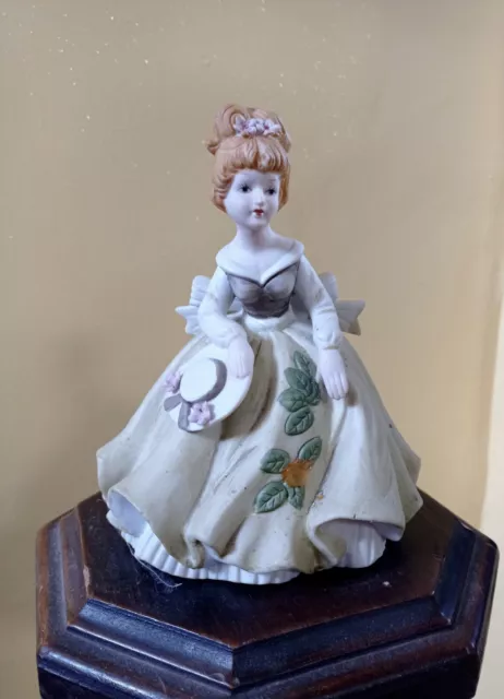 Vintage ceramica/porcellana  con Statuina  di dama con cappello Porcelain