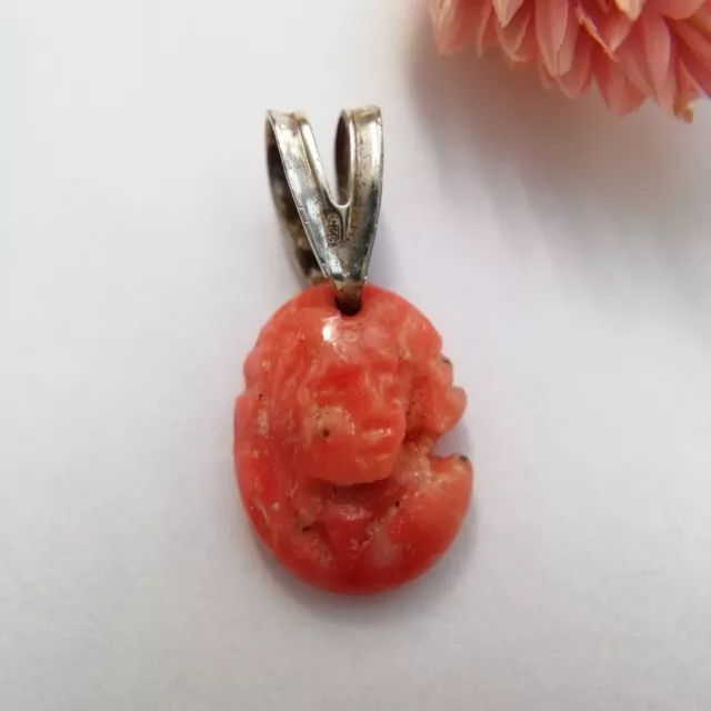 Ancien petit pendentif camée visage corail rouge 2cm