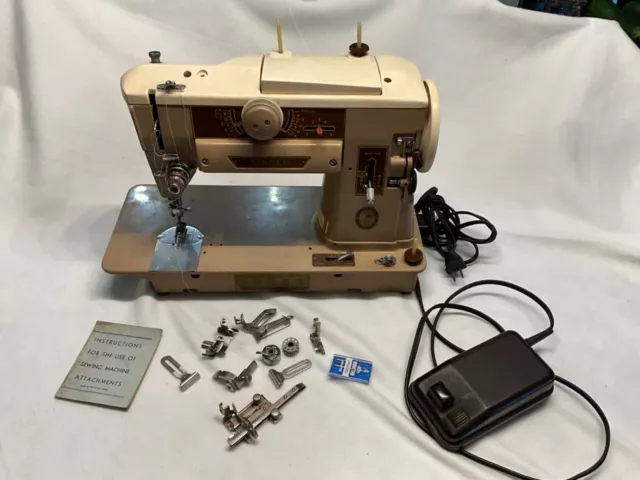 Máquina de coser Singer 401A vintage Slant-O-Matic con pedal y accesorios
