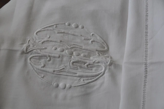 Parure de lit ancienne en lin avec importante broderie blanche