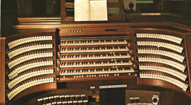 Passau ,Dom St.Stephan,Spieltisch d.m.18000 Pfeifen ausgestatteten Orgel