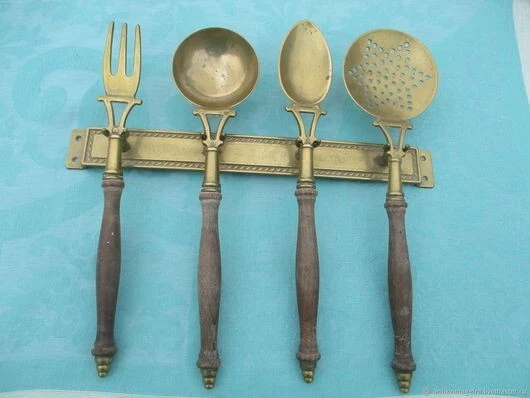 Ancien Set D'ustensiles De Cuisine En Laiton Et Bois - Louche, Cuillère, Fourchette, écumoire - Années 40/50