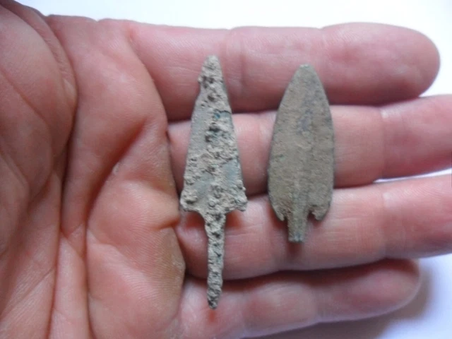 2 puntas de flecha de bronce
