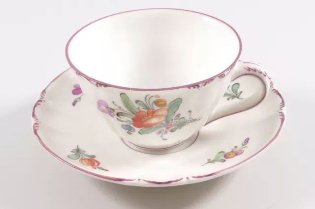 Nymphenburg Mokkatasse Tasse und Untertasse Rokoko purpur Blumen E235