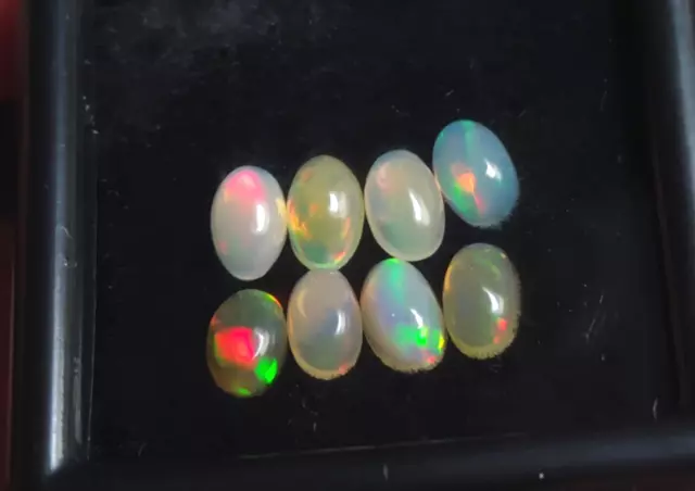 Lot (n°8) de huit cabochons ovales d’Opale Welo blanche d’Ethiopie 1,26 cts