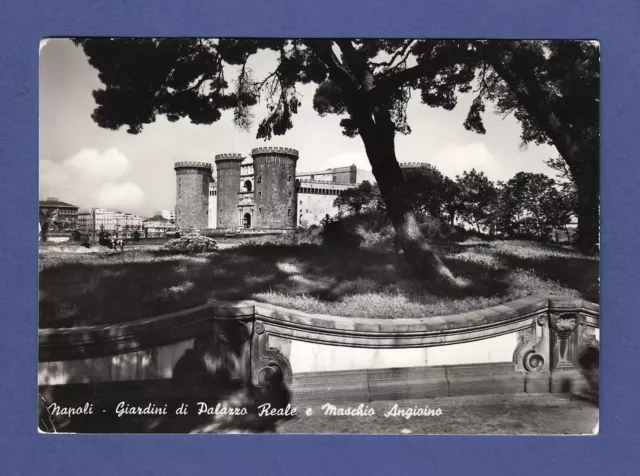 Cartolina Napoli Giardini di Palazzo Reale e Maschio Angioino  viaggiata 1955