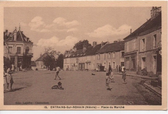 CPA - ENTRAINS-sur-NOHAIN - Place du Marché