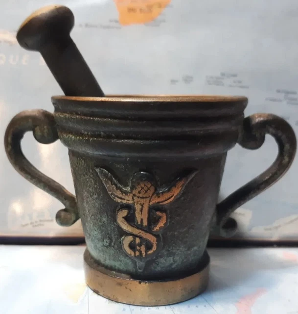Mortier D'apothicaire Ancien En Laiton Massif Avec Son Pilon - Patine D'époque, Hauteur 8 Cm, Largeur 11,5 Cm