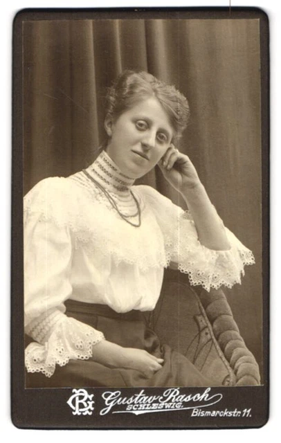 Fotografie Gustav Rasch, Schleswig, Bismarckstr. 11, Junge Dame in weißer Bluse