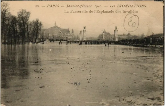 CPA PARIS 7e - La Passerelle de l'Esplanade des Invalides (64568)
