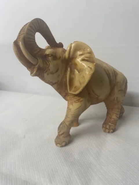 Sculpture éléphant en résine très jolie 1 léger éclat sur l’oreille