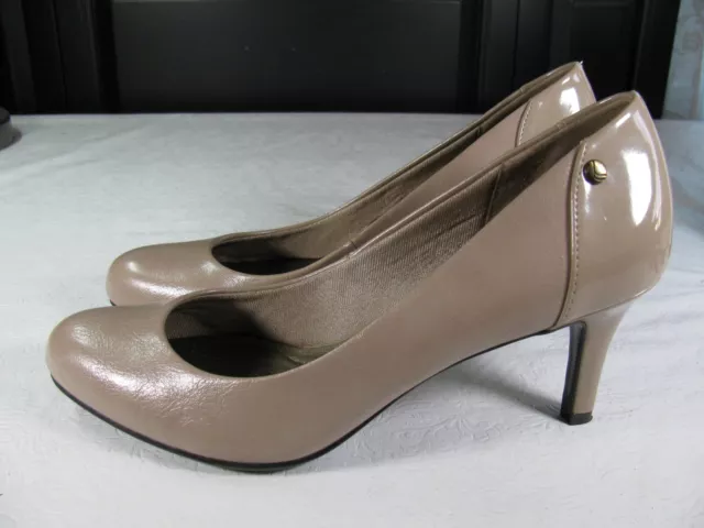 Lifestride Soft System LIVELY Taupe Faux Patent Leather Heel Pumps Womens US 10M