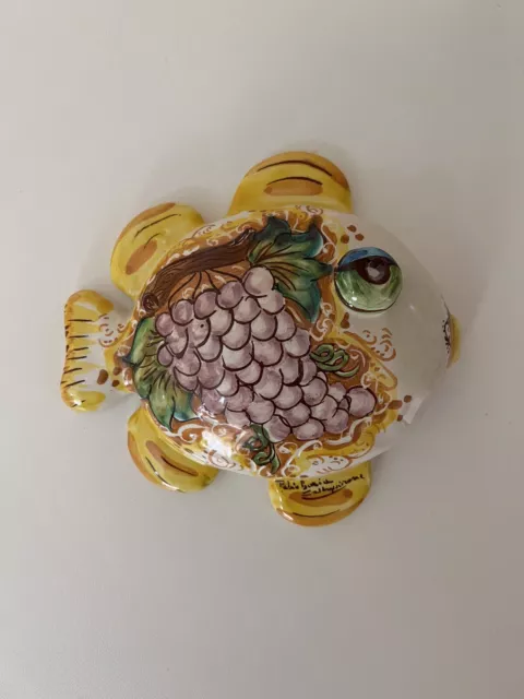 Pesce da parete con uva decorata  in ceramica di Caltagirone Artigianale