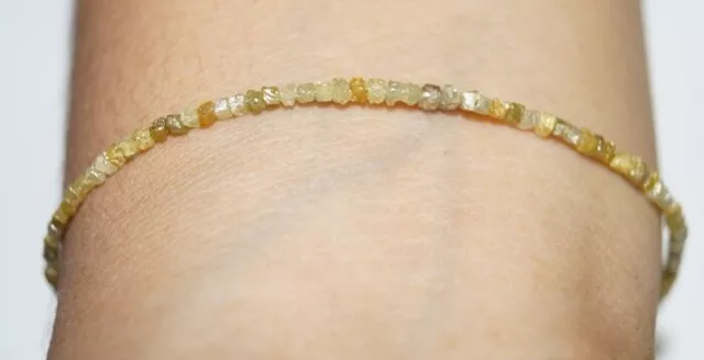 Bracciale con diamanti grezzi e diamanti cubici gialli naturali del Congo... 3