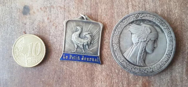 Lot De 2 Medailles Anciennes  Le Petit Journal Bronze  Argente poinçon