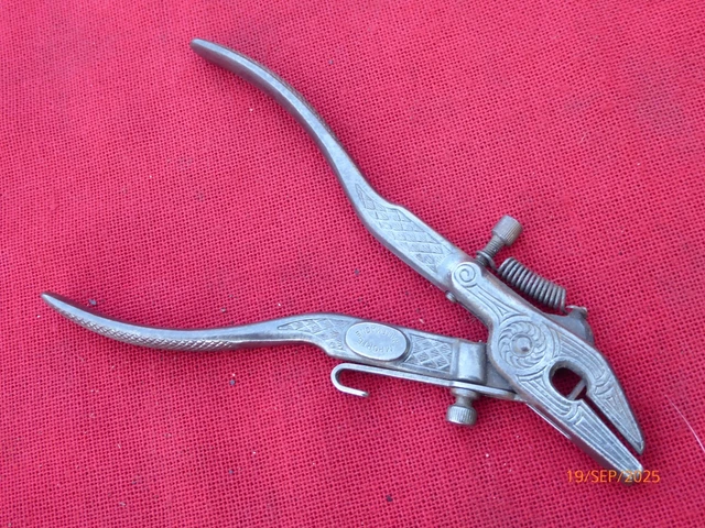 ANCIENNE PINCE À avoyer les lames de scie - Made in Germany EUR 20,00