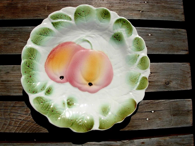 assiette ancienne barbotine décor fruit pomme Sarreguemines DV époq année 1920