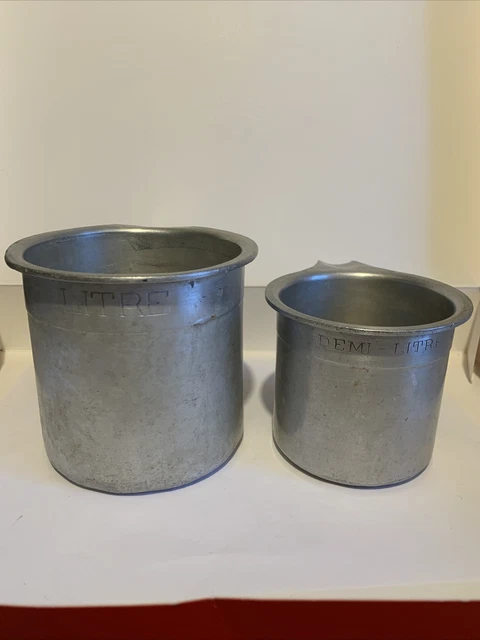 Lot de 2 anciennes mesures à lait en alu pur - SEB - 1l et 1/2l