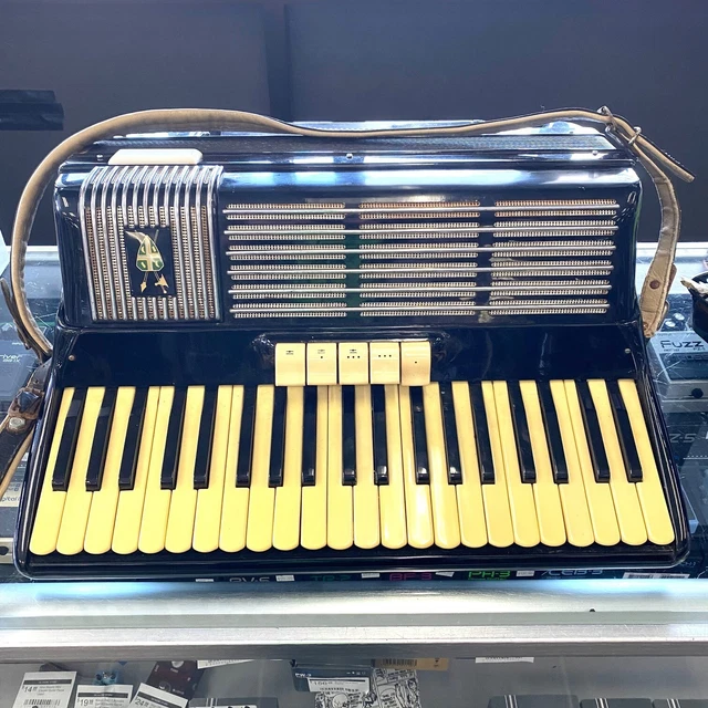 Unknown Model Italian Made Accordion With Hard Case Used Unknown Model Italian Made Accordion With Hard Case Used