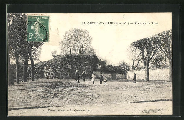 CPA La Queue-e-Brie, Place de la Tour