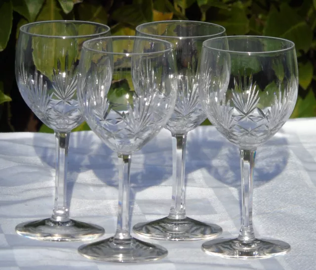 Baccarat? Lot de 4 verres à vin blanc en cristal taillé. Début Xxe s.