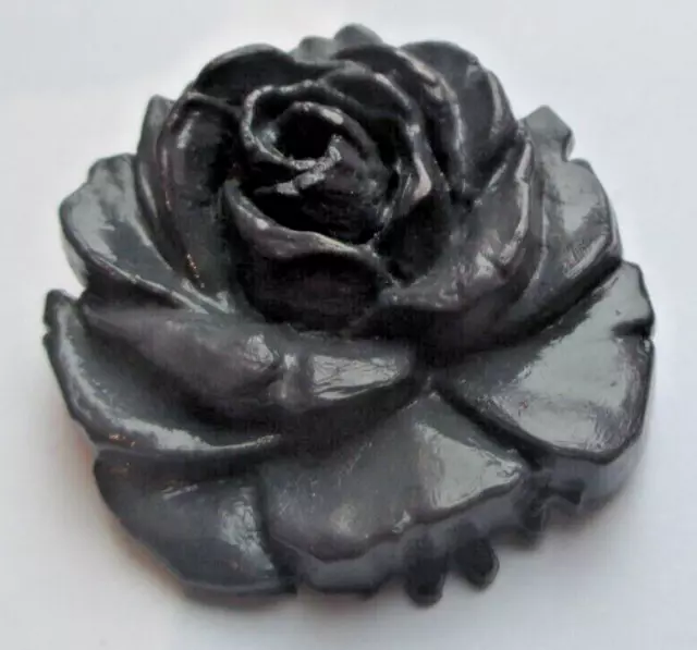 Broche fleur rose en relief celluloïd gris anthracite rare bijou vintage 1829