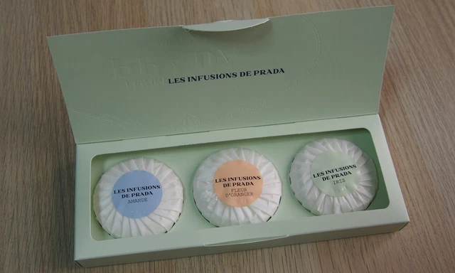 PRADA Les Infusions de Prada. Juego de 3 piezas de jabón Body Bath con caja. REGALO VIP. NUEVO
